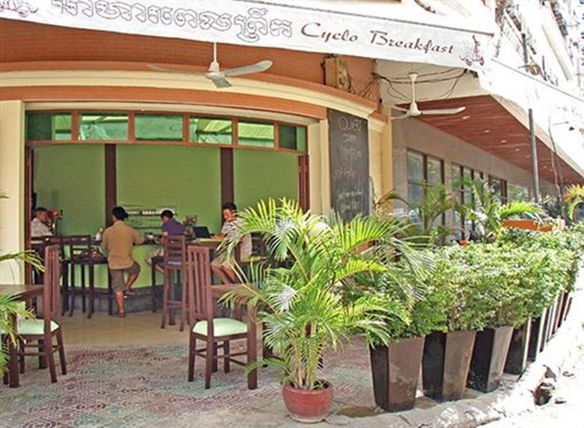 Cyclo Hotel-Bar-Restaurant Phnom Penh Esterno foto