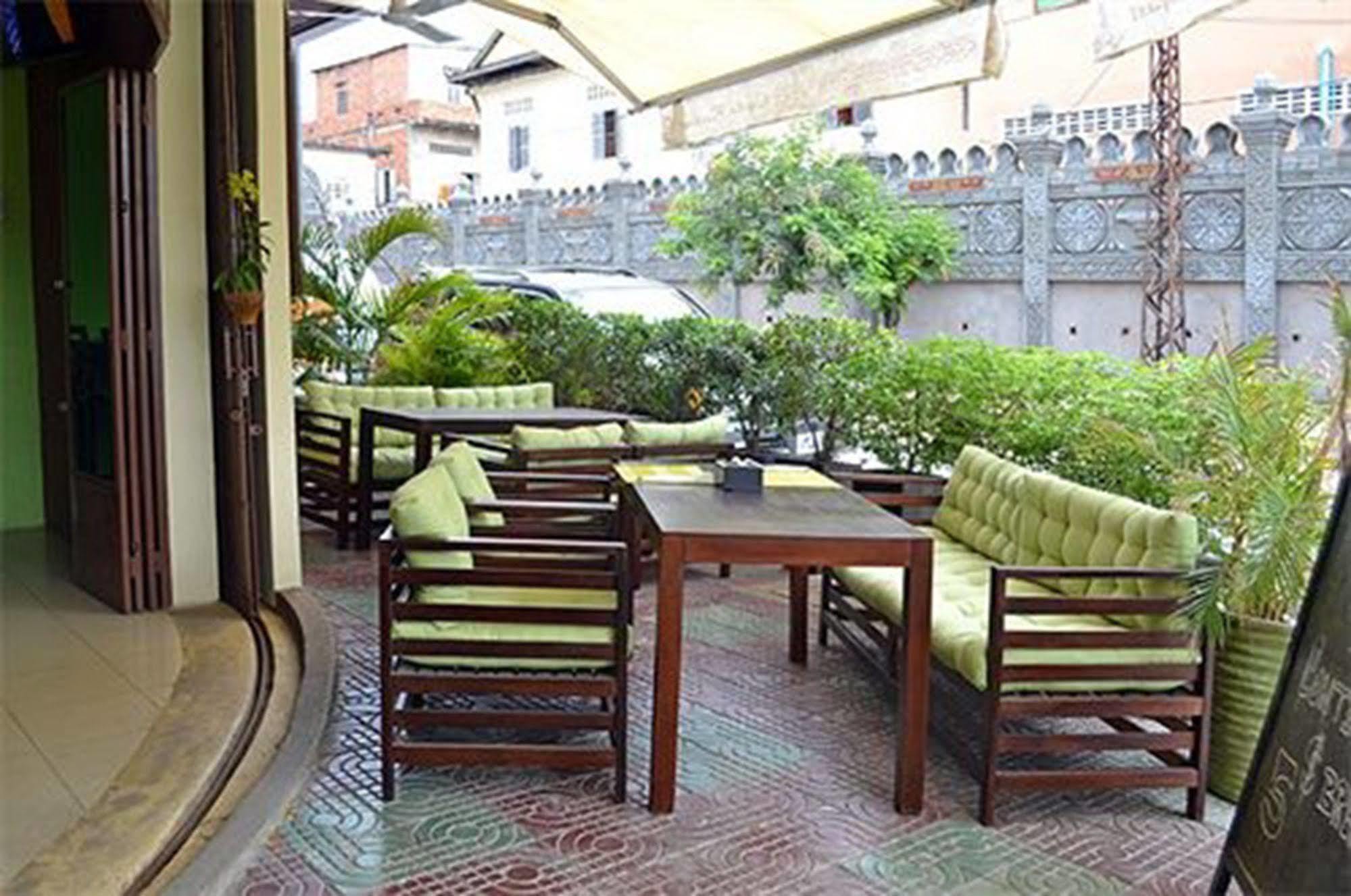 Cyclo Hotel-Bar-Restaurant Phnom Penh Esterno foto
