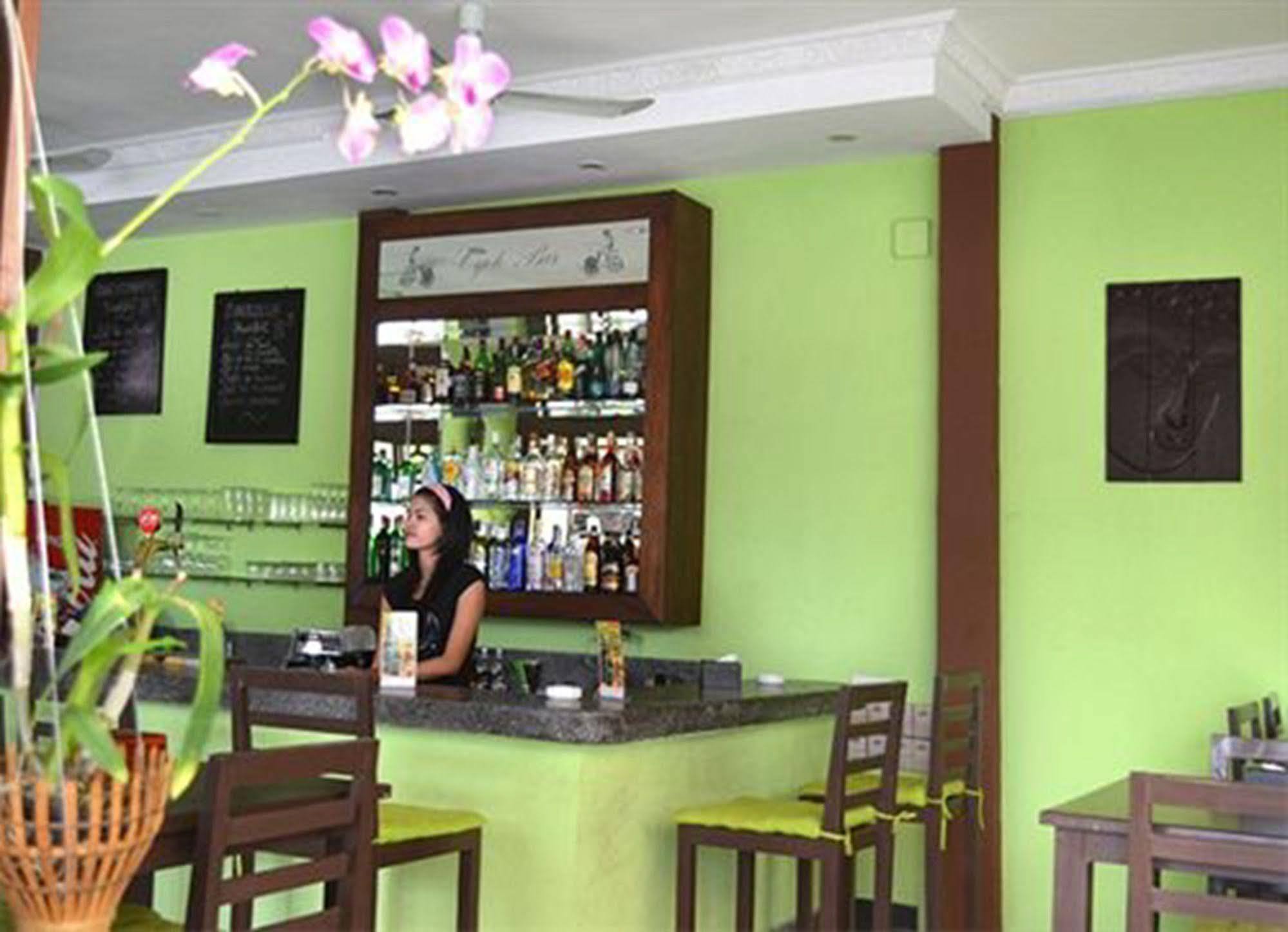 Cyclo Hotel-Bar-Restaurant Phnom Penh Esterno foto
