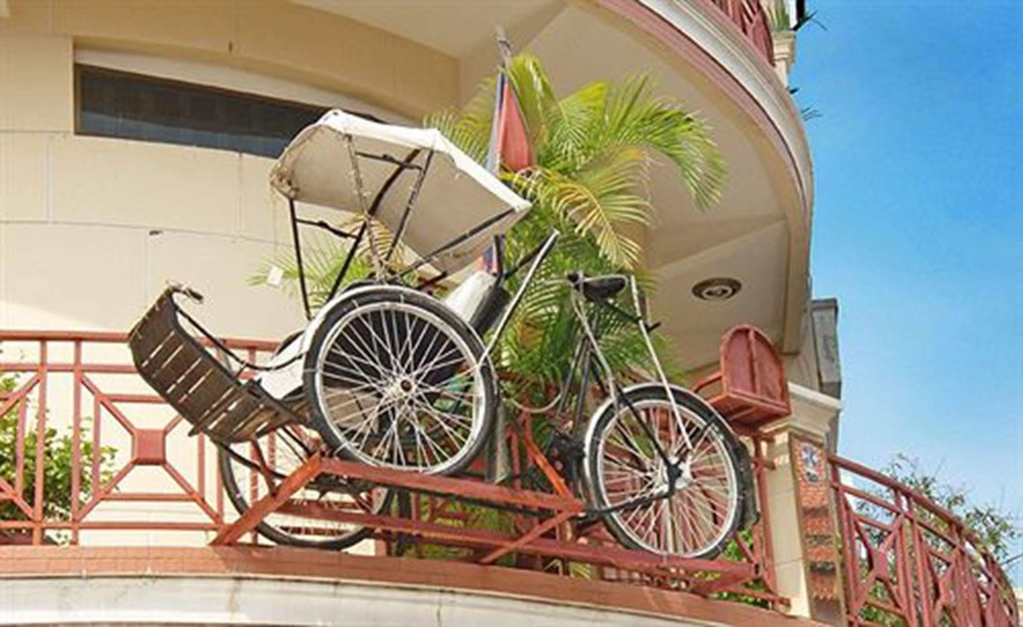 Cyclo Hotel-Bar-Restaurant Phnom Penh Esterno foto